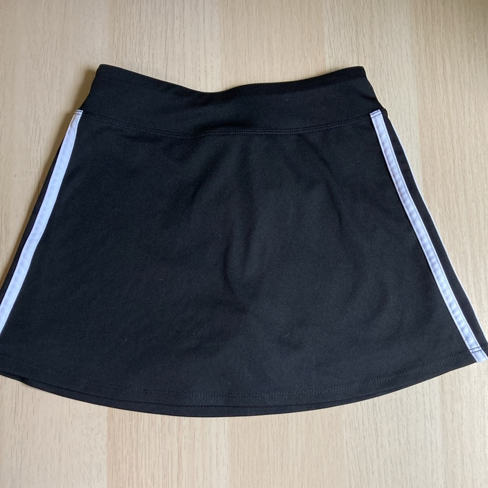 Adidas girls Black and white tennis Skirt, kid size 10-12, built in shorts - Picture 4 of 7